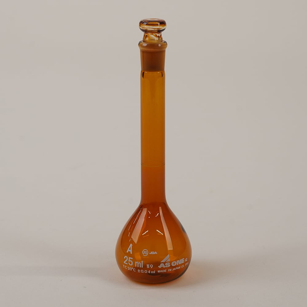 メスフラスコ　茶　25mL