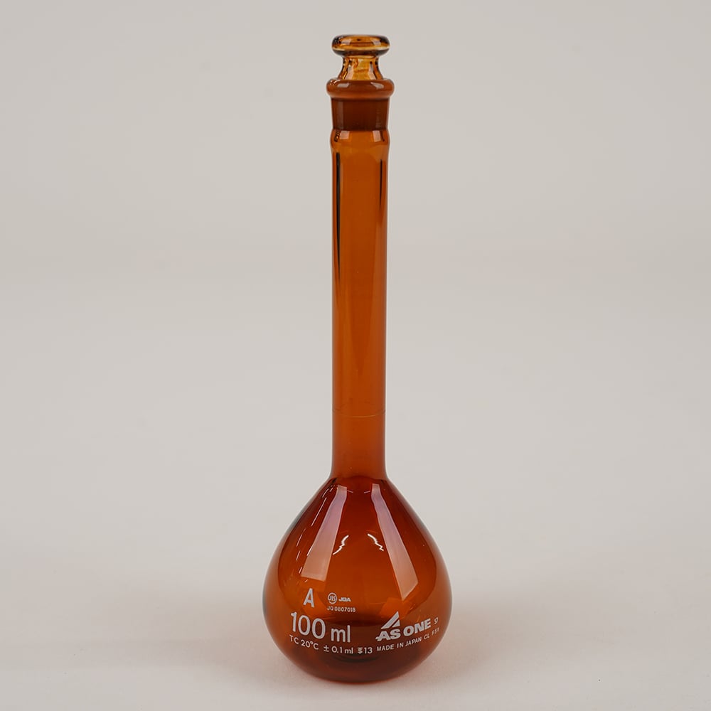 メスフラスコ　茶　100mL