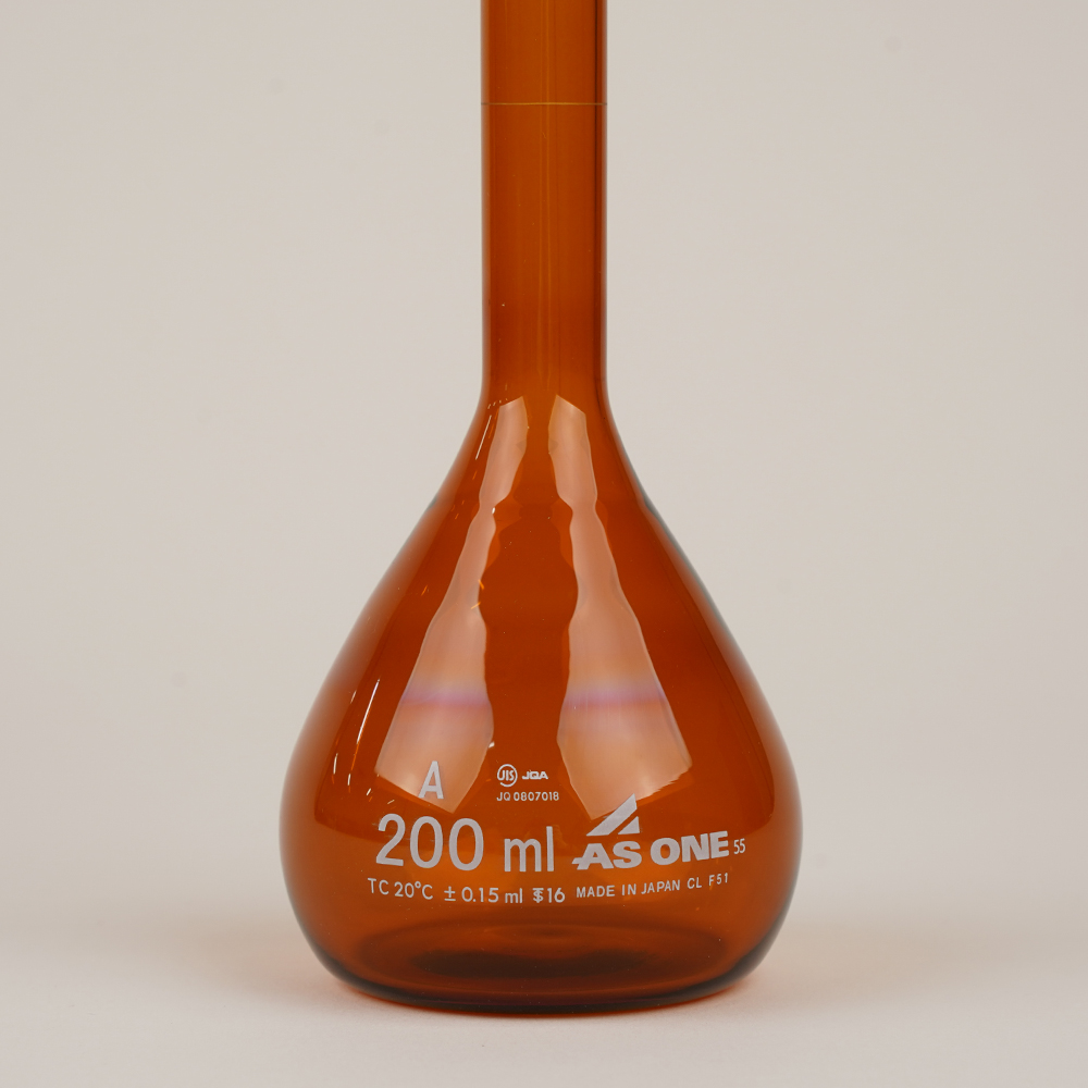 メスフラスコ 茶 200mL 英語版校正証明書付