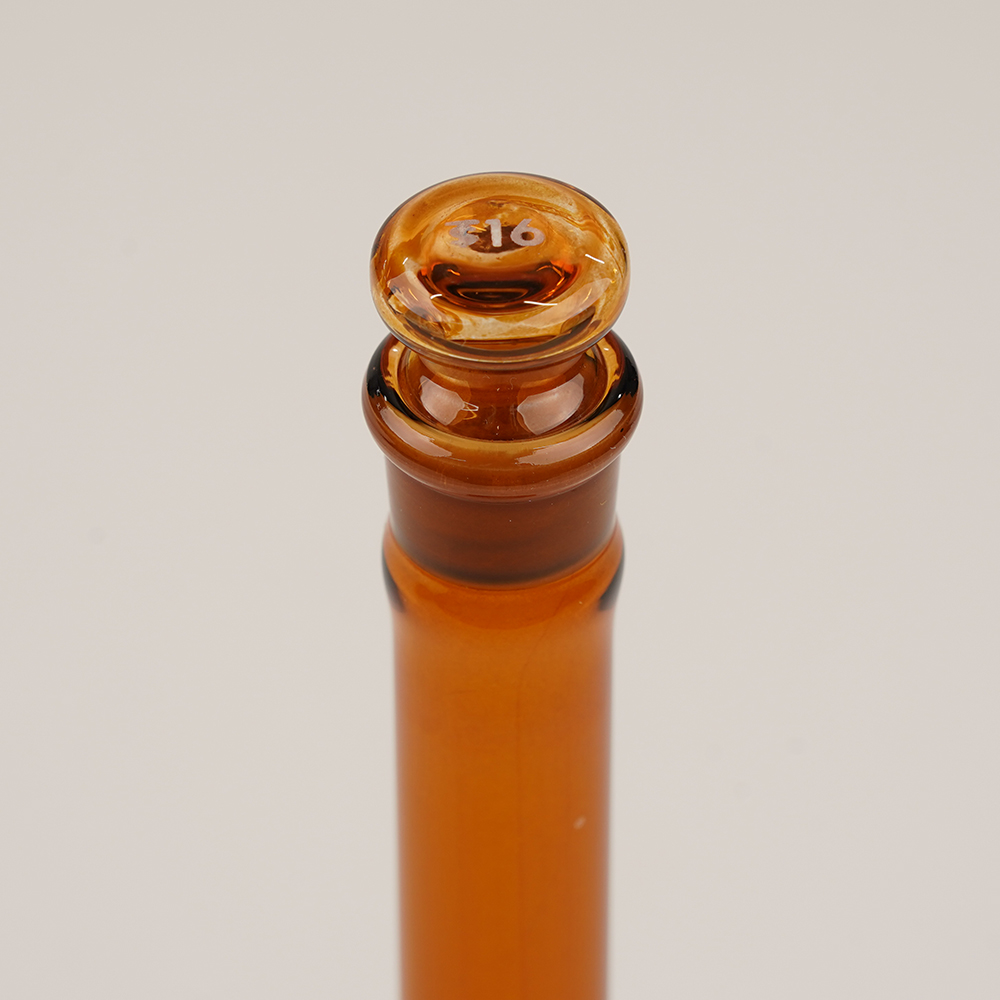 メスフラスコ 茶 200mL 英語版校正証明書付