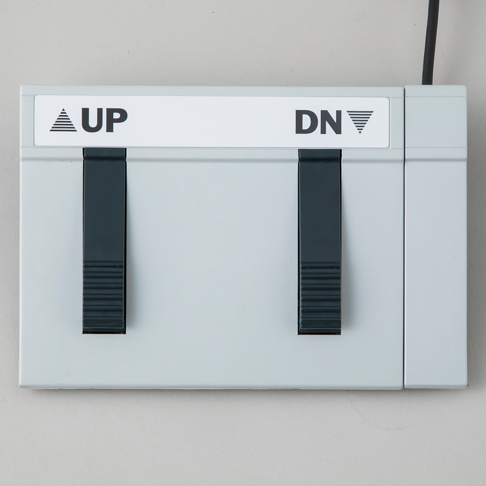 4-6192-02 電動昇降式作業台（フットスイッチ式）900×750×610～1260mm