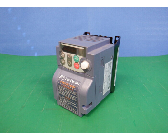 【中古品】インバーター　FRN0.4C2S-2J13