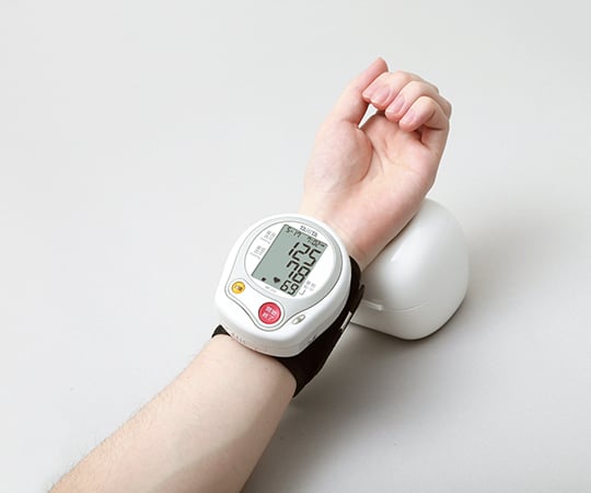 62-2918-22 手首式血圧計 ホワイト BP-212 【AXEL】 アズワン