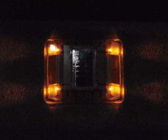 ソーラー式縁石鋲 ルミナスアイ・マイティ LE-260Ⅱ(常灯式)　両面発光　LED：黄色