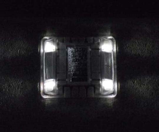 ソーラー式縁石鋲 ルミナスアイ・マイティ LE-260Ⅱ(常灯式)　両面発光　LED：白色