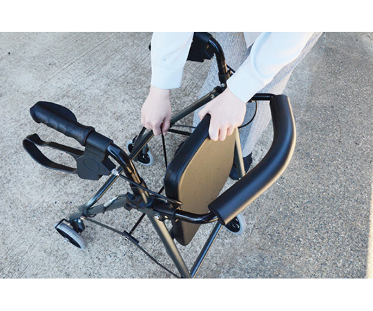 取扱を終了した商品です］椅子付きシルバーカー にこあ